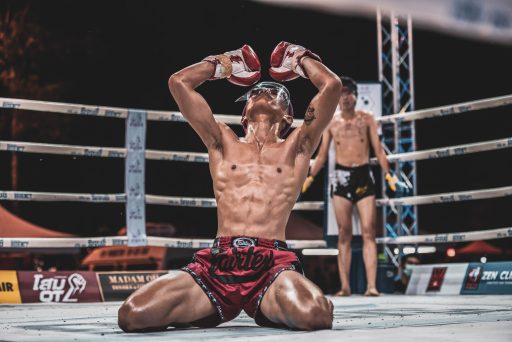 Boxeador que ha salido victorioso de un combate gracias a sus entrenamientos de saltar la cuerda